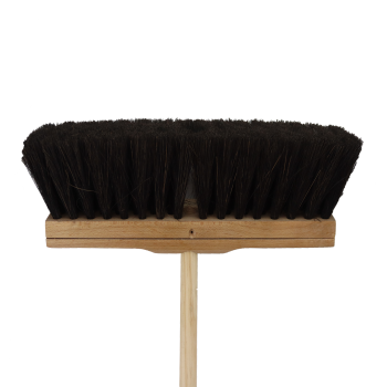 Ein Besen mit nach unten gerichteten, schwarzen Besatz ist zu sehen. Mit Stiehl. (40cm)